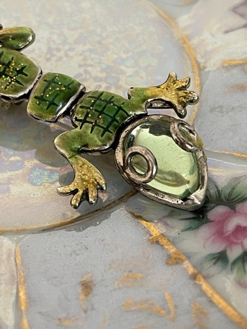 Vintage Chico’s Articulated Glitter Enamel Gecko Lizard Brooch - Picture 3 of 9